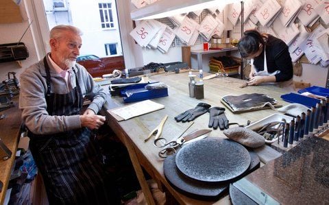 Der Handschuhmachermeister Claus Schmidt fertigt in seiner Werkstatt in Magdeburg Maßhandschuhe. (FOTO: DPA)