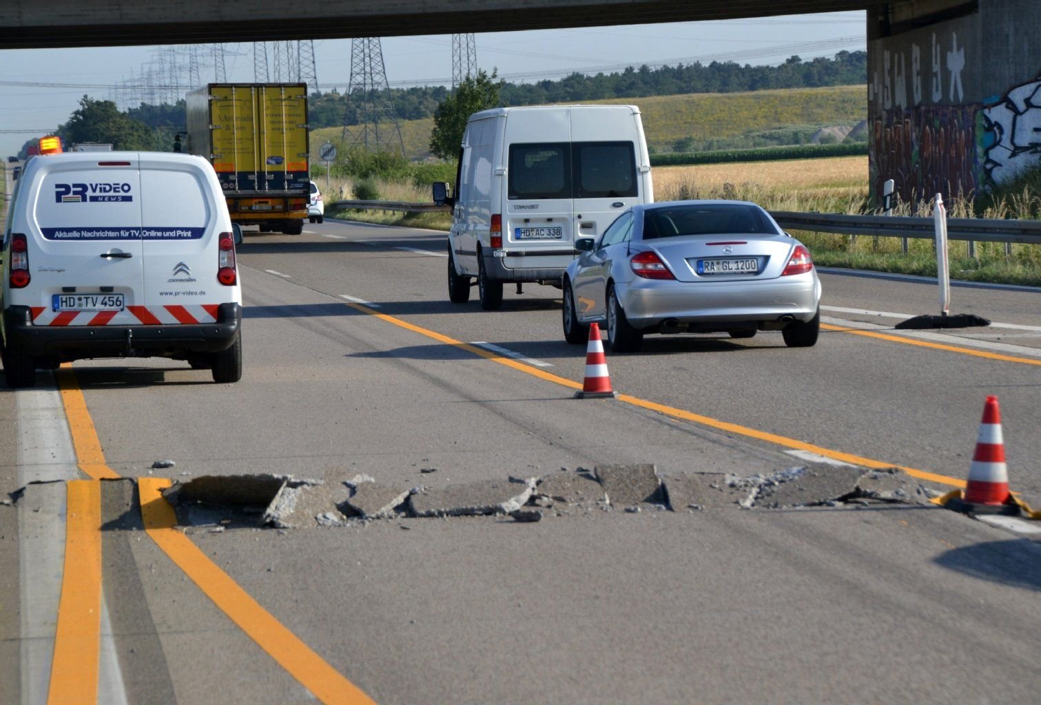 Wegen der Hitze kann der Beton platzen.