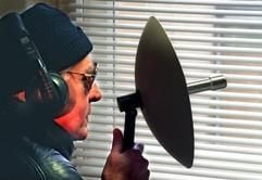 Ein Kriminalbeamter mit einem Richtmikrofon - so mag sich der Laie den großen Lauschangriff vorstellen. Die Wirklichkeit sieht erheblich dezenter, aber nicht weniger bedrohlich aus. (Foto: dpa)