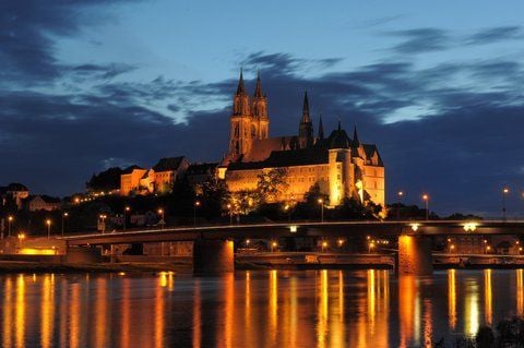 Die angestrahlte Albrechtsburg und der Dom in Meissen spiegeln sich im Wasser der Elbe. Auf der 929 errichteten Burg wurde 1710 die erste europäische Porzellan-Manufaktur gegründet. (FOTO: ARCHIV/DPA)