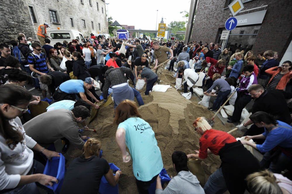 Besonders viele junge Leute engagierten sich als Fluthelfer - hier in Halle beim Füllen von Sandsäcken.