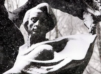 Schnee liegt auf dem Chopin Monument im winterlichen Warschauer Lazienki Park (FOTO: DPA)