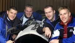 Archivbild vom 16.11.2002 zeigt den Bobpiloten Ruben Feisthauer (2.v.r.) aus Königssee mit seinem Viererbob-Team in Altenberg (vrnl: Ronny Listner, Ruben Feisthauer, Daniel Hoch-Kraft, Norman Dannhauer). Mit einem überraschenden Erfolg des Bobs Deutschland III mit Feisthauer an den Lenkseilen endete am Samstag (21.12.2002) in La Plagne der vierte Viererbob-Weltcup der Saison. Das Team vom Königssee distanzierte in 1:56,73 Minuten die komplette Weltelite und verwies die zeitgleichen Bobs von Olympiasieger und Weltcup-Spitzenreiter AndrÈ Lange (Oberhof) und Todd Hays (USA) auf die Plätze. (Foto: dpa)