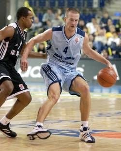 Henrik Rödl (r/Alba) setzt sich am Mittwoch (07.11.2001) in der Berliner Max Schmeling-Halle gegen den Polen Michael Hawkins durch . Im fünften Spiel der Euroleague traf Alba Berlin auf Slask Wroclaw.