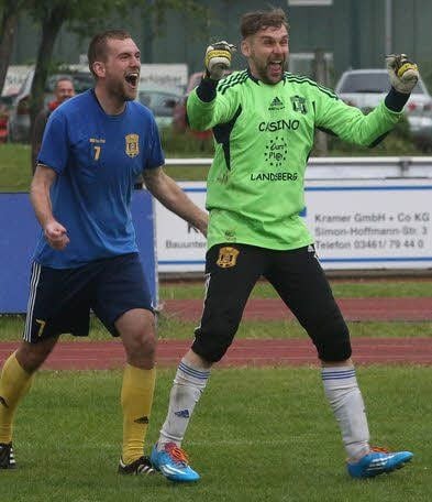 SSV-Torwart Sven Klugmann freut sich mit Kevin Halfpap.