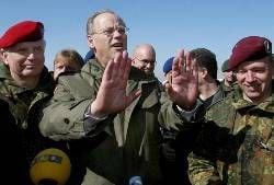 Rudolf Scharping (m.) bei deutschen Soldaten in