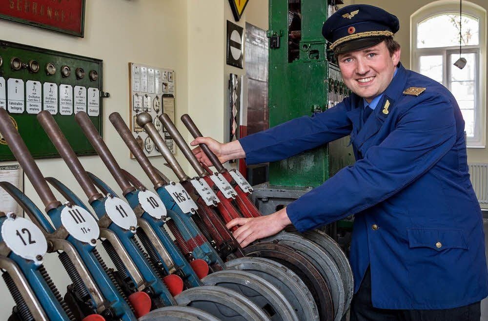 Der stellvertretende Vereinschef Peter Hirschfeld, hier in einer Uniform der Deutschen Reichsbahn, zeigt das Lehr-Stellwerk, das wohl auch künftig wieder zu Ausbildungszwecken genutzt werden soll.
