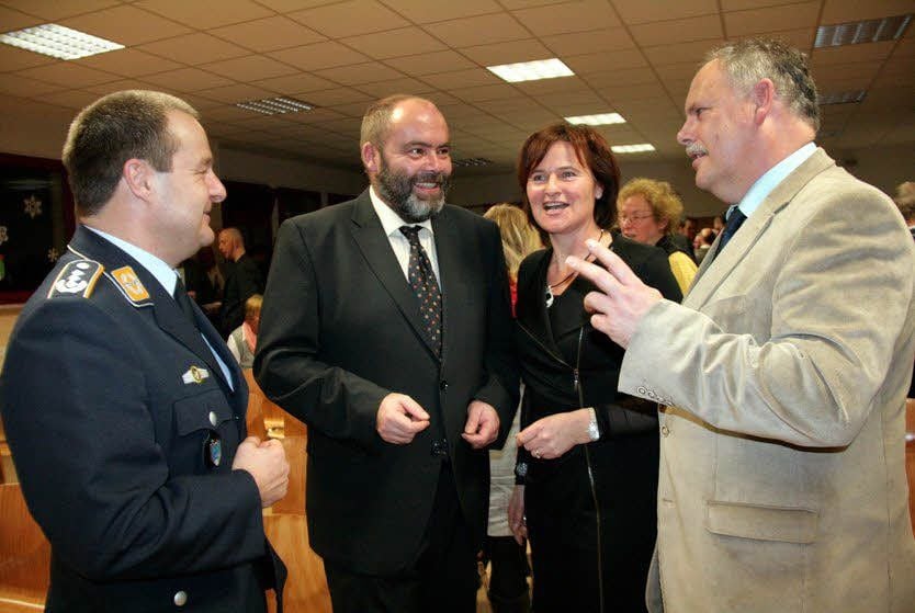 Gut gelaunt und dynamisch: Den Neujahrsempfang vom Städtebund Elbe-Elsteraue nutzen Oberst Franz Sauerborn, Kommandeur des Holzdorfer Einsatzführungsbereichs 3, Michael Stawski aus Schönewalde, Gabi Lang aus Herzberg und Klaus-Rüdiger Neubauer aus Annaburg für Gespräche.