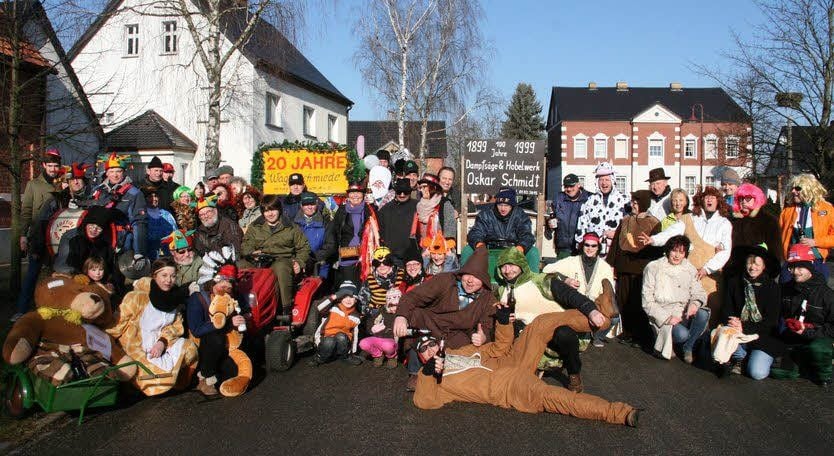 Bestes Wetter und vergnügte Leute: Reichlich die Hälfte des Dorfes haben die Plossiger hinter sich, als diese urige Aufnahme entsteht.