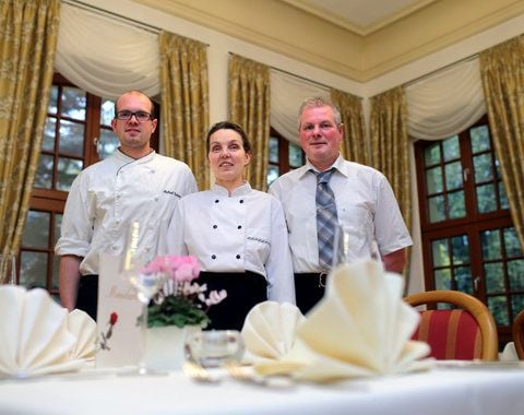 Gabriele Erdmann (M.), Küchenchefin des Park-Restaurants «Vogelherd» in Zerbst, ihr Ehemann Roland Erdmann und Sohn Michael Erdmann (FOTO: DPA)