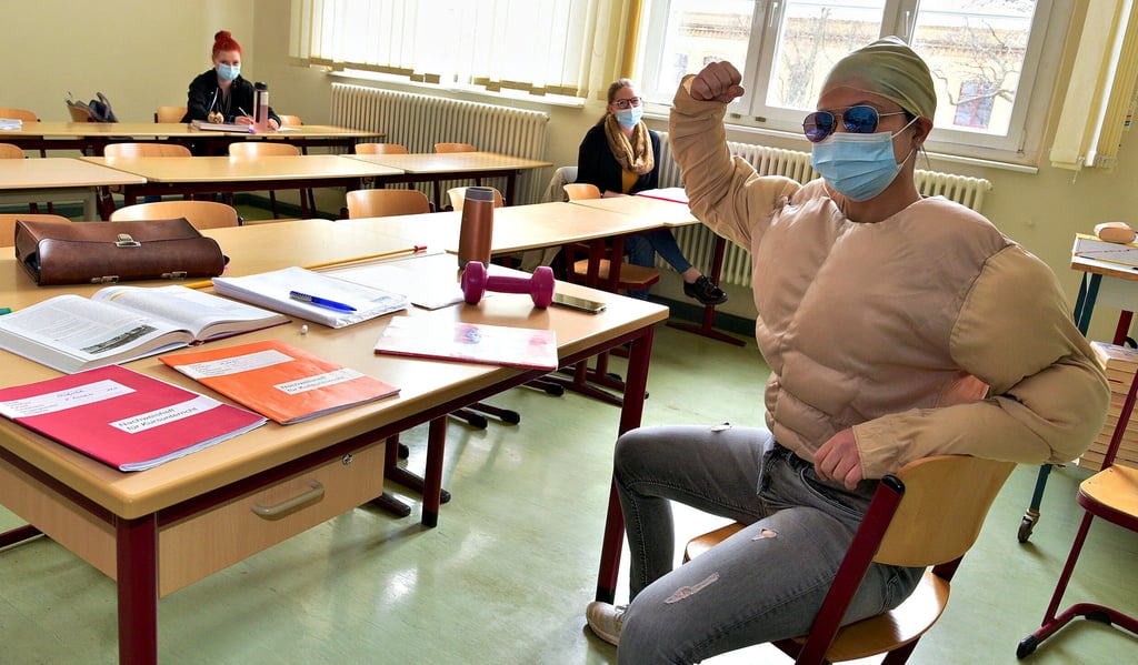 Am vorletzten Schultag imitiert Sabina Aliev (rechts) ihren Geschichtslehrer. Im Hintergrund: Luise Andree (Mitte) und Annemarie Domann vom Geschichtskurs 12 Ge G4 am Gymnasium Carolinum.