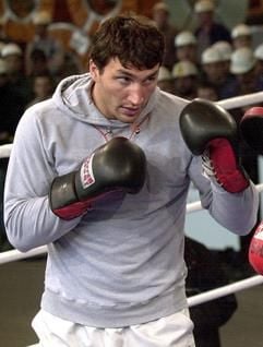 Der Profiboxer Wladimir Klitschko trainert am Mittwoch (05.03.2003) in einer Werkhalle der Salzgitter AG in Salzgitter-Watenstedt. Klitschko tritt am kommenden Samstag (08.03.2003) in der Preussag-Arena in Hannover in einem Weltmeisterschaftskampf im Schwergewicht gegen den Südafrikaner Corrie Sanders an. (Foto: dpa)