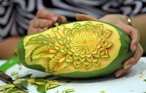 Eine Frau schnitzt in Leipzig ein Muster in eine Melone. Auf der Fachmesse «Gäste» schwingt die europäische Elite der Gemüseschnitzer noch bis zum 6. September die Messer. (FOTO: ZB)