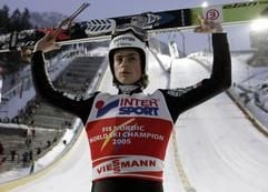 Der Slowene Rok Benkovic posiert am Samstag (19.02.2005) nach seinem Sieg auf der Normalschanze bei den Nordischen Ski-Weltmeisterschaften in Oberstdorf mit seinen Sprungski und dem roten Leibchen des Titelträgers. (Foto: dpa)