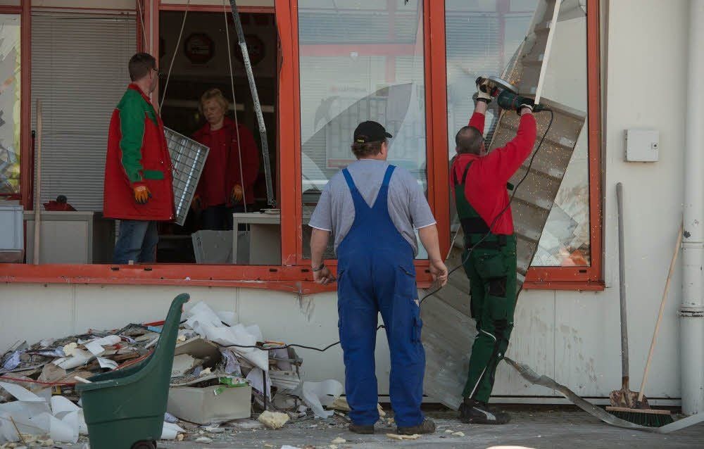 Aufräumen nach dem Einbruch in einem Baumarkt in Gernrode.
