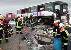 Kräfte der Feuerwehren aus dem Vogtland sind am Mittwoch (21.01.2004) auf der Bundesautobahn 72 zwischen Hof und Chemnitz in der Nähe von Reichenbach im Einsatz, um ausgelaufenen Dieselkraftstoff eines verunglückten polnischen Reisebus von der Fahrbahn zu entfernen. (Foto: dpa)