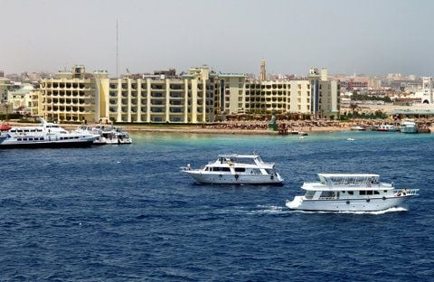 Blick auf am Roten Meer gelegene Hotelanlagen in dem ägyptischen Bade- und Taucherort Hurghada. Eine dreiköpfige Familie aus Deutschland ist im Roten Meer ertrunken. (FOTO: DPA/ARCHIV)