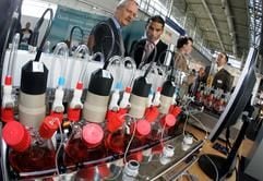 Auf der Internationalen Messe Biotechnica informieren sich Fachleute auf dem Stand der Firma Ramos in Hannover über die Neuheiten. (Foto: dpa)