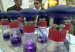 Gasmesssonden gehören am Dienstag (07.10.2003) in Hannover unter anderem zu den Ausstellungsstücken eines deutschen Unternehmen auf der Biotechnica 2003. Auf der Fachmesse präsentieren sich bis Donnerstag rund 950 Aussteller aus 25 Nationen. (Foto: dpa)