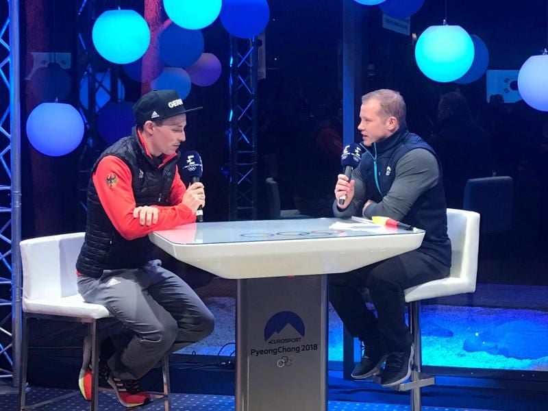Fabian Hambüchen (r) im Gespräch mit Eric Frenzel, Fahnenträger der deutschen Olympiamannschaft. Foto: Thomas Bremser
