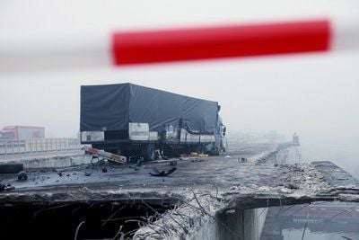 Ein Lastwagen steht am 04.02.09 auf der Autobahn 3 bei Randersacker auf der bereits für den Abriss vorbereiteten «alten» Mainbrücke. (FOTO: DDP)