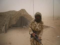 Britischer Soldat schützt sich vor einem Sandsturm. (Foto: dpa)