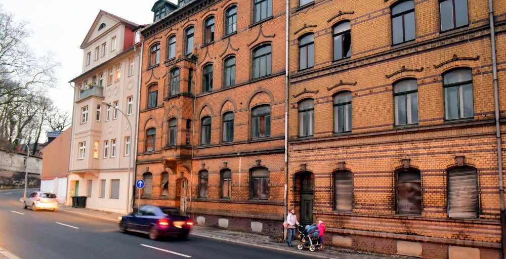 Brüchige Scheiben und zugenagelte Fenster zeugen vom Leerstand in der Naumburger Straße 37.