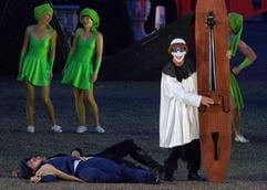 Jens Krause (r.) in der Rolle des Hofnarren Druff steht im Theater in den Herrenhäuser Gärten in Hannover während des Musicals «Kleider machen Liebe oder: Was ihr wollt» auf der Bühne neben Fredrik Wickerts (unten) in der Rolle des Avilo. (Foto: ddp)