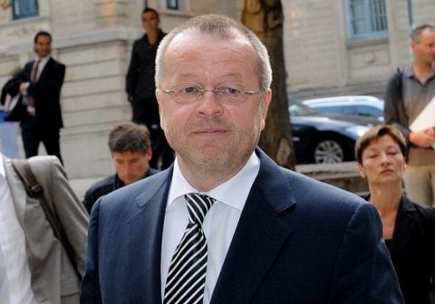 Holger Härter, der ehemalige Finanzvorstand des Stuttgarter Sportwagenherstellers Porsche, auf dem Weg zum Landgericht Stuttgart. (FOTO: DPA)