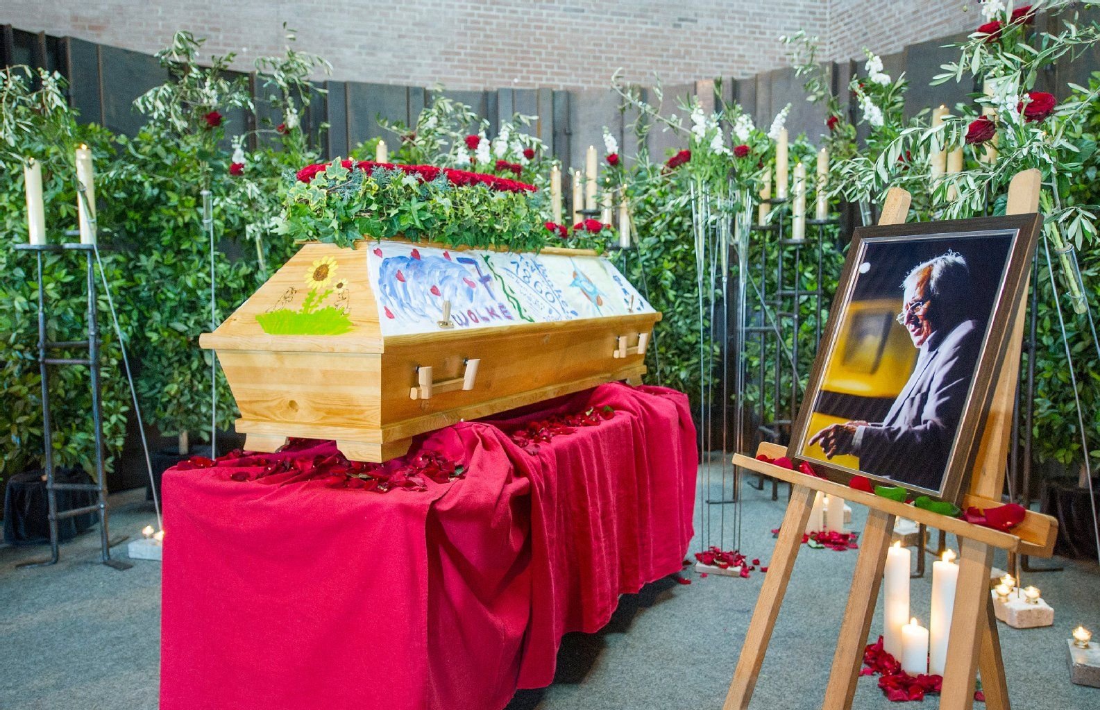 Der Sarg des Kabarettisten und Schauspielers Dieter Hildebrandt ist am 2. Dezember auf dem Neuen Südfriedhof in München in der Aussegnungshalle aufgebahrt.