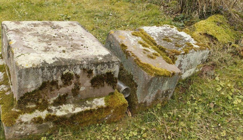 Das umgestürzte Denkmal auf dem Friedhof in Blumerode