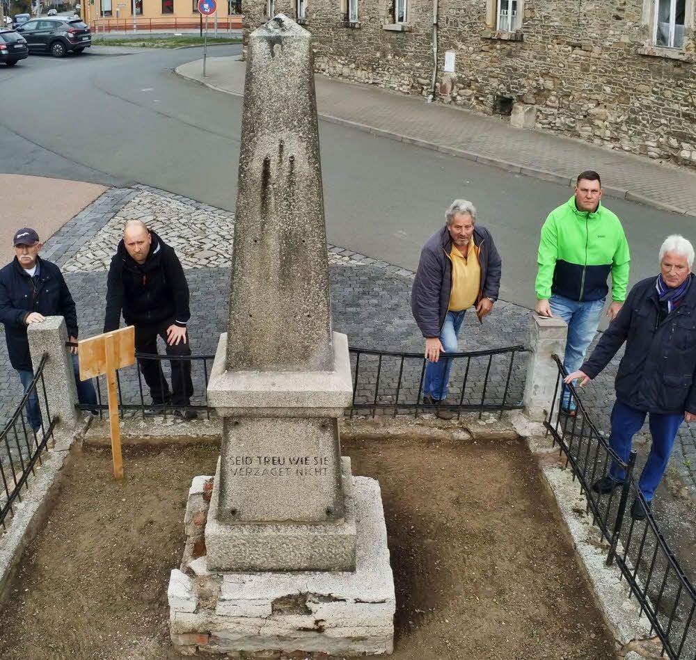 Hans Mann, Stefan Deinzer, Lutz Sommer, Jens Oertel und Wolfgang Priese (von links) wollen Geld sammeln, um das Kriegerdenkmal in Siersleben zu sanieren.