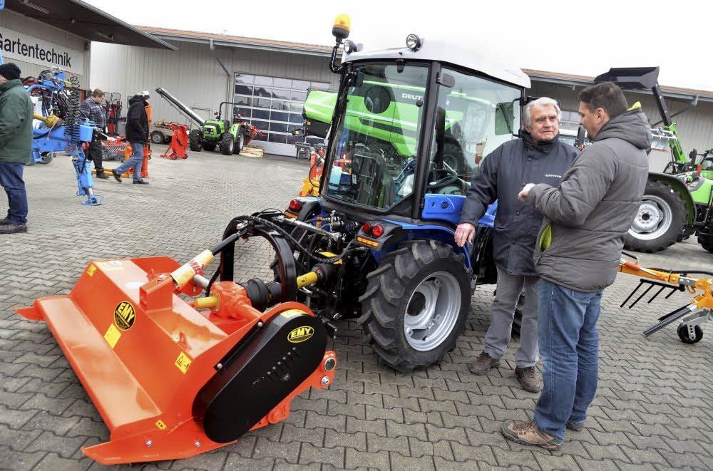 Ragmar Hercher (li.) aus Königsee (Thüringen) wird von Kurt Milde auf der Hausmesse beraten.