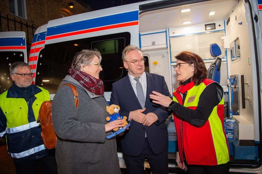 ASB-Landesvorsitzende Krimhild Niestädt (r.) und Reiner Haseloff danken Apothekerin Steffi Kurth für deren Spende für den „Wünschewagen“.