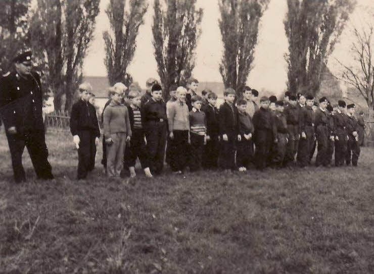 Vor über 50 Jahren begann Höppner als Brandschutzhelfer. Da trat er (2. von links) bei einem Wettkampf in Belleben an.