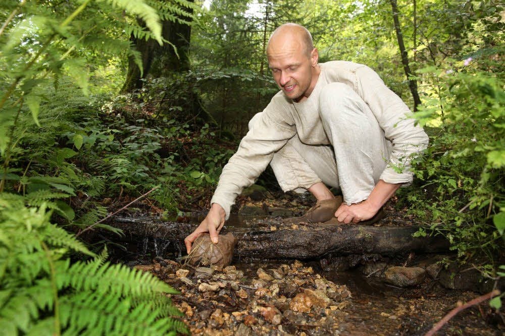 Trinkwasser fürs Frühstück holt Marco Hocke aus einem Bach.