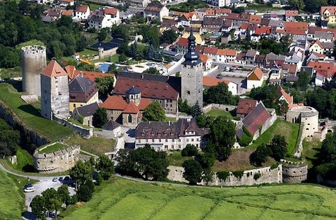 Die Burg Querfurt als Luftbildaufnahme. Ab Ende Mai soll in Querfurt eine Biogasanlage gebaut werden. (FOTO: PETER WÖLK)