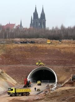 Die 718 Meter lange Röhre soll ab April die Bundesstraße B 101 in Richtung Nossen und damit zu den Autobahnen nach Leipzig und Chemnitz umleiten. (Foto: dpa)