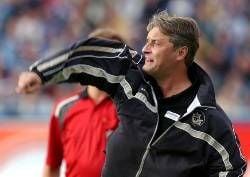 Der Rostocker Trainer Armin Veh gestikuliert