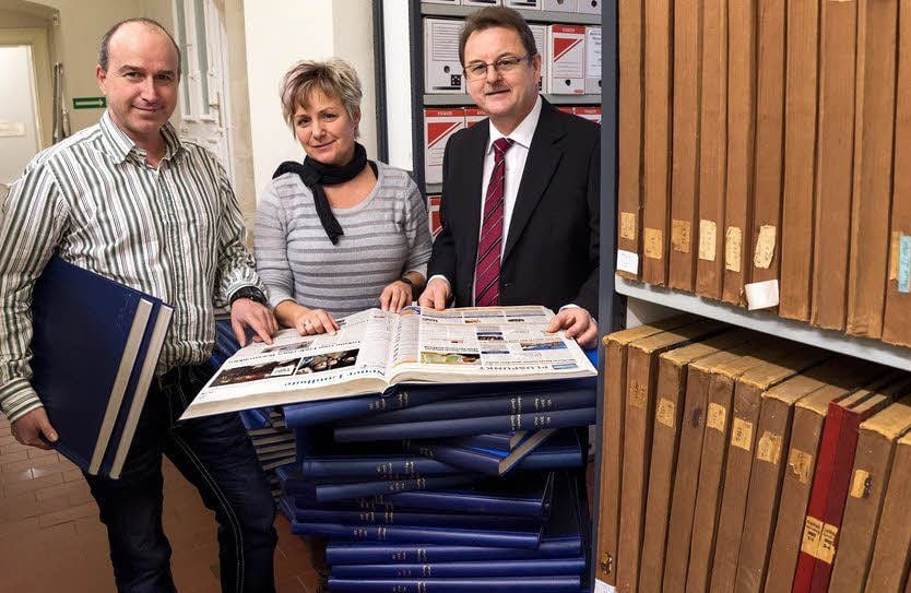 Geschichten erzählen Geschichte: Landrat Frank Bannert, Kreisarchivarin Cornelia Gottschalk und Dirk Skrzypczak, verantwortlich für die Lokalausgabe der MZ in Merseburg, bei der Übergabe der Zeitungsbände im Merseburger Schloss.