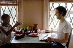 Drey (links, Shareeka Epps) und Dan Dunne (Ryan Gosling) sitzen in einer Szene des Films " Half Nelson" an einem Küchentisch und bereiten ein Essen zu. Foto: Arsenal Filmverleih