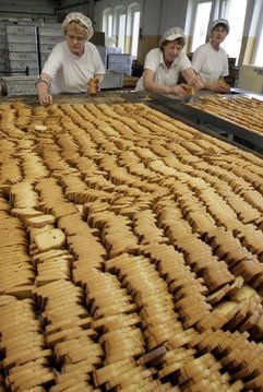 Arbeiterinnen bereiten in der Neukircher Zwiebackfabrik frischen Zwieback für den Versand vor. Bereits seit dem Jahr 1900 wird das zweimal gebackene Weißgebäck im ostsächsischen Neukirch industriell hergestellt. (Foto: dpa)