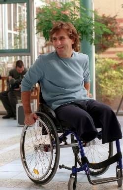 Das Archivbild vom 30.10.2001 zeigt den Rennfahrer Alessandro Zanardi, der auf dem Gelände des Unfallkrankenhauses in Berlin-Marzahn in seinem Rollstuhl sitzt. (Foto: dpa).