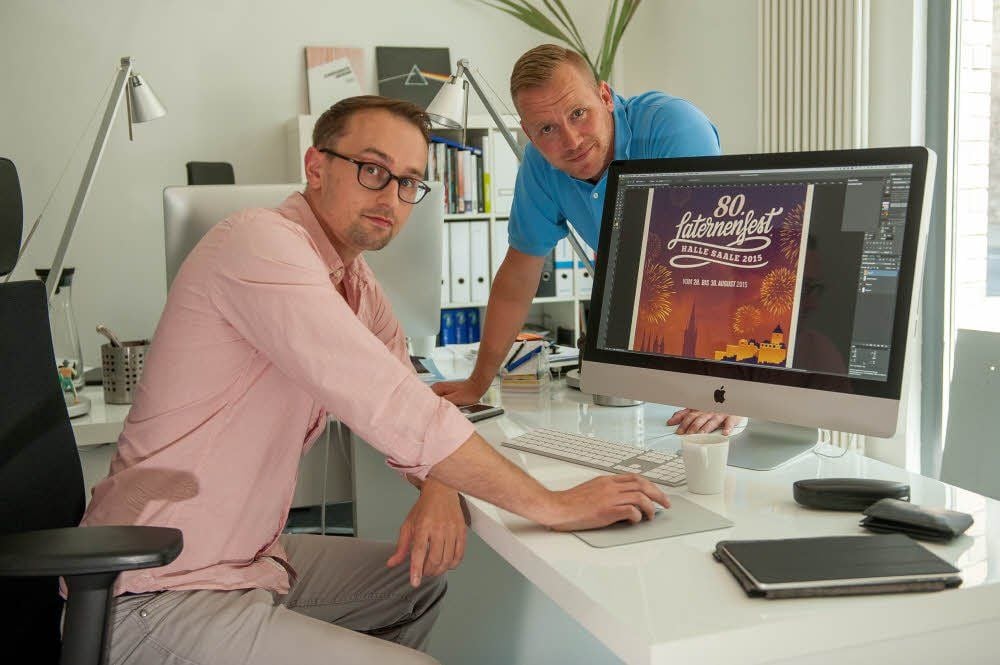 So sehen Sieger aus Tobias Büttner (l.) und Nick Härtling haben mit ihrem Entwurf für das Laternenfest, das in diesem Jahr zum 80. Male gefeiert wird, beim Plakatwettbewerb gewonnen. Doch in ihrem Grafikdesignbüro „Logoversum“ entsteht noch vieles andere mehr.