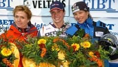 Die Siegerin des Skeleton-Weltcups in Winterberg, Noelie Pikus-Pace (M, USA), lacht nach dem Rennen mit der Zweiten, Deanna Panting aus Kanada (l), und der Deutschen Diana Sartor. Der Weltcup in Winterberg war der erste der Saison. (Foto: dpa)