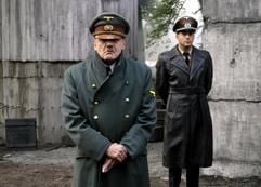 Bruno Ganz als Adolf Hitler (vorn) und Heino Ferch als Hitlers Reichsarchitekt Albert Speer in einer Szene des neuen Kinofilms «Der Untergang». Der Film von Regisseur Oliver Hirschbiegel basiert auf dem gleichnamigen Sachbuch-Bestseller von Joachim Fest und den Erinnerungen von Hitlers ehemaliger Sekretärin, Traudl Jung. (Foto: dpa)