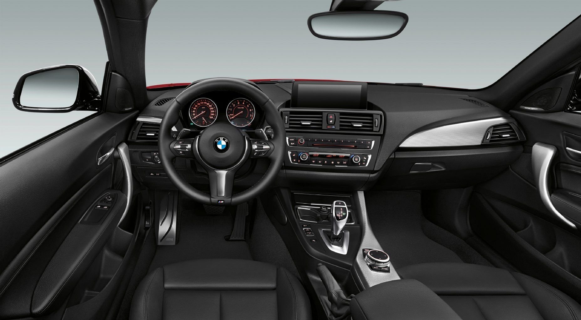 Das Cockpit des 2er orientiert sich optisch am technischen Bruder 1er BMW.
