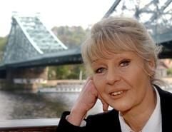 Die Schauspielerin Marita Böhme posiert vor der Elbbrücke «Blaues Wunder» in Dresden. Als gelernte Kindergärtnerin ging die 1939 in Dresden geborene Mimin an die Ostberliner Schauspielschule und bekam bereits als Studentin ersten Theaterrollen. Seit 1963 gehörte Böhme zum DEFA-Studio für Spielfilme. In ihrem ersten Film "Auf der Sonnenseite" spielte sie neben Manfred Krug. Mit "Karbid und Sauerampfer" spielte sie sich in die erste Liga der DDR-Filmschauspieler. (Foto: dpa)