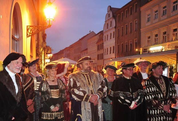 In der Lutherstadt Wittenberg wird der Tross am Cranachhof erwartet und mit einem großen Bahnhof geehrt.