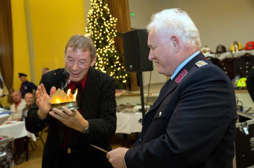 Ungläubig beobachtet Frank Schneider, was Zauberer Winfried Gundermann mit einem ihm überlassenen 50-Euro-Schein anstellt.